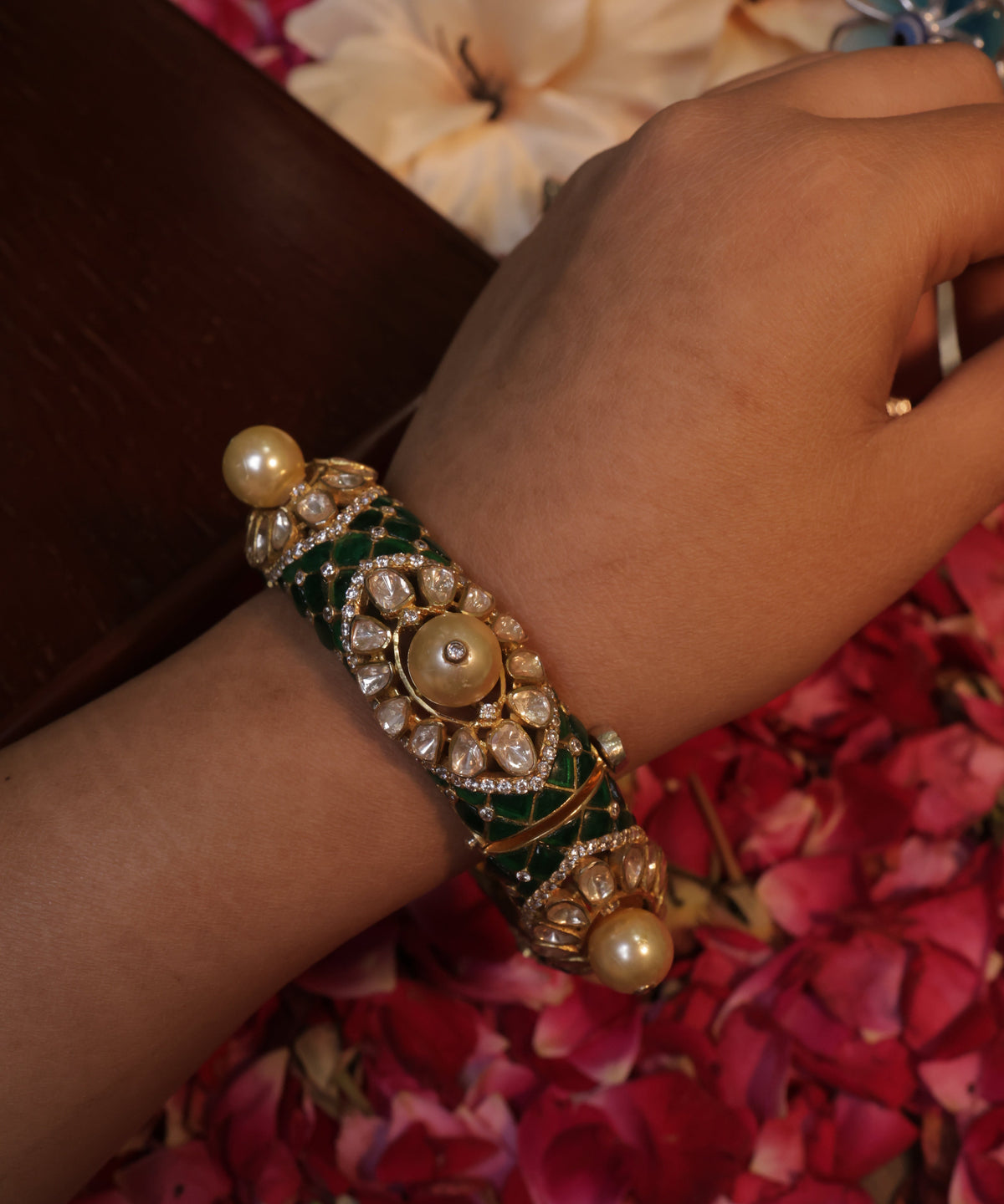 24 Ckt Gold Polished Moissanite Polki & Emerald Bangle in 92.5 Pure Silver